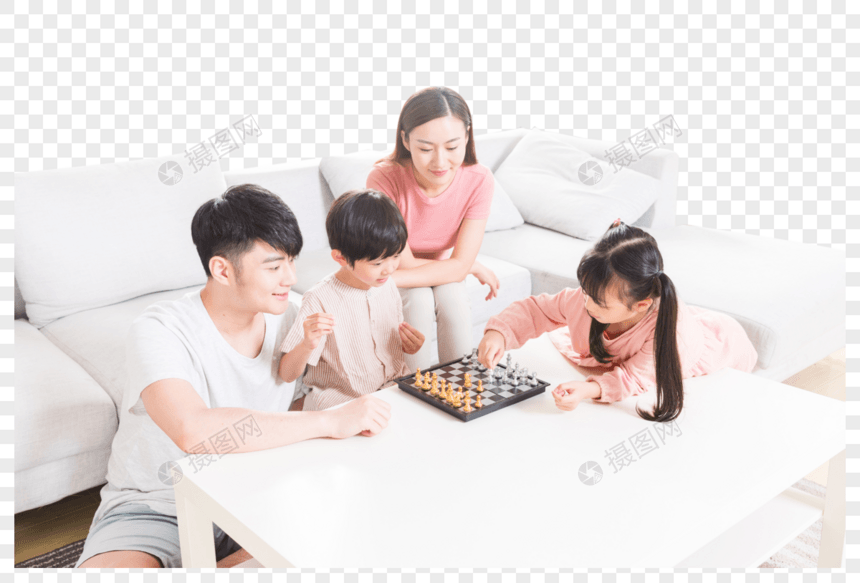 父母陪孩子下棋图片