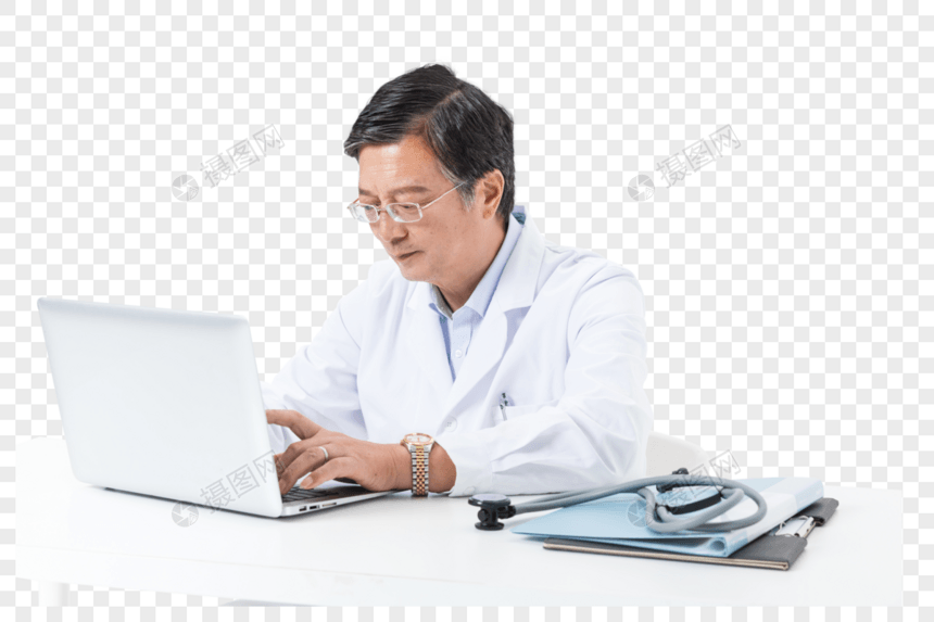 中老年医生用电脑工作图片