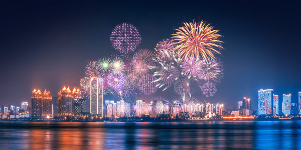 海边城市烟花夜景设计图片