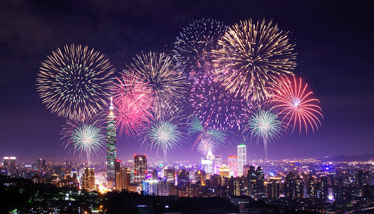 手拿鞭炮城市烟花夜景设计图片