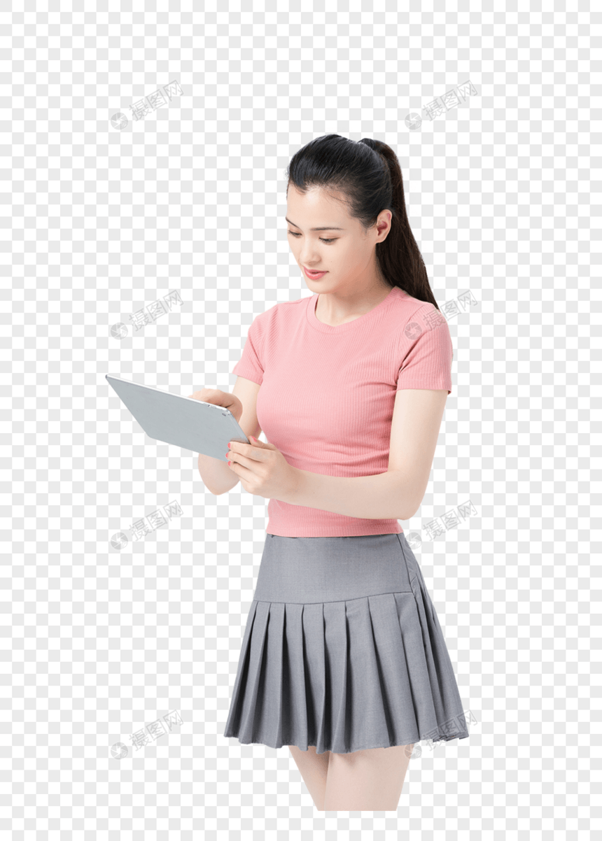 青年女性使用平板电脑图片