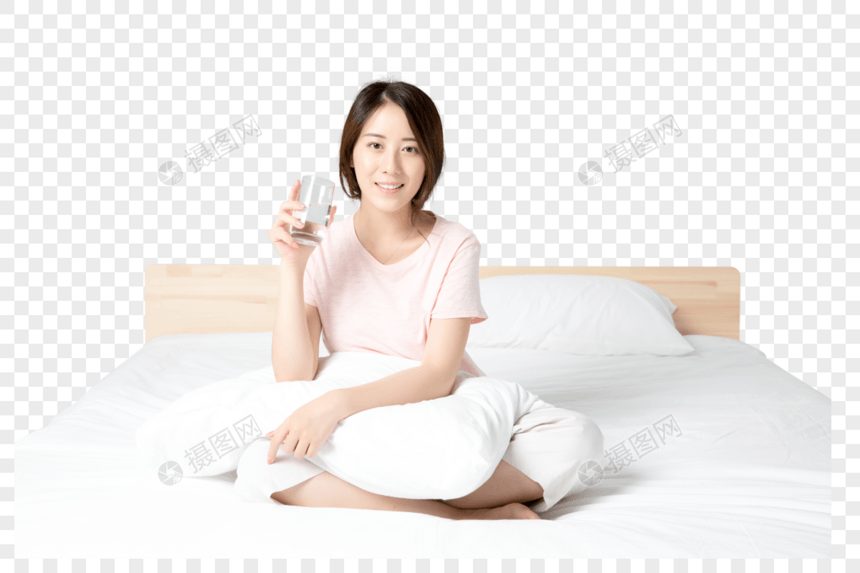 居家女性喝水图片