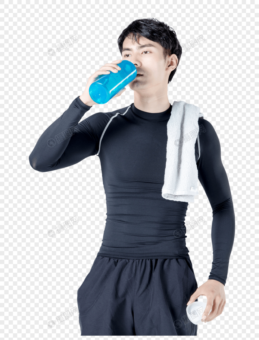 运动男性喝水擦汗休息图片