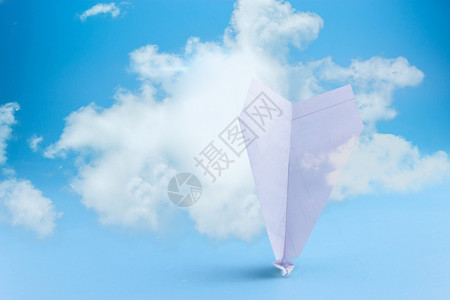 白色折纸飞机飞机坠毁概念设计图片