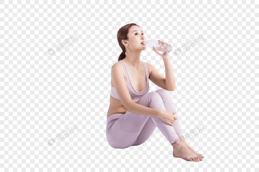 坐着喝水的年轻女性图片
