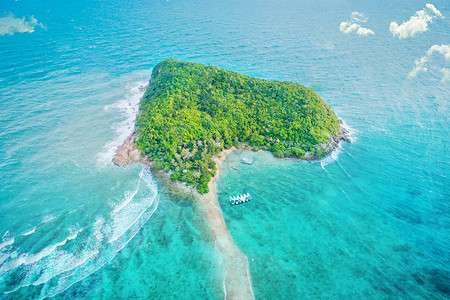 大海俯拍心形小岛场景设计图片