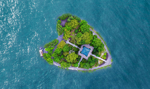 烟台海岸线航拍心形小岛设计图片