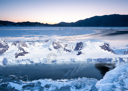 湖面结冰冬季场景设计图片
