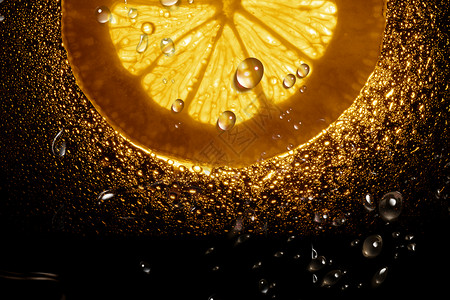 柠檬布丁水果冻水中的橙子设计图片