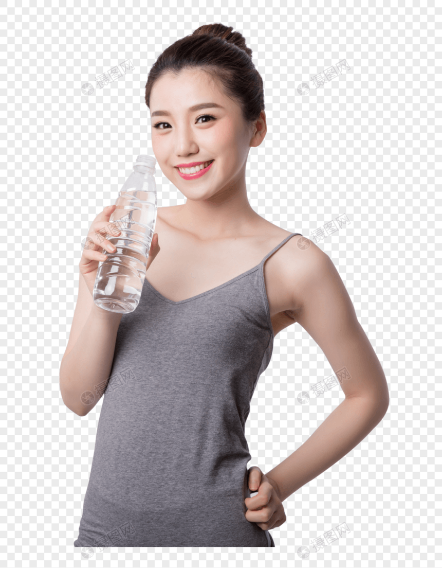 女孩开心的喝水图片