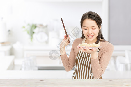 喜庆美女新年吃饺子设计图片