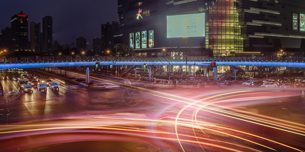 东京街头夜景炫光车流设计图片