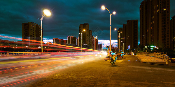 都市街道夜景汽车车流设计图片