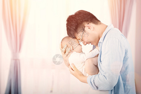 抱着婴儿抱婴儿的父亲设计图片