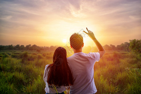 大草原旅游看日落的情侣设计图片
