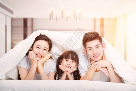 小孩床上幸福的一家人设计图片