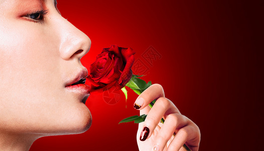 红色美甲手持玫瑰的女性设计图片