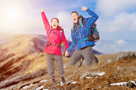 登山的情侣图片