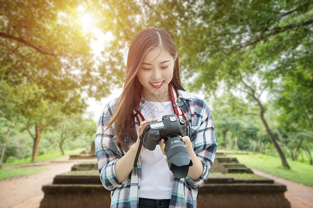 戴着相机出游的女孩旅游拍照设计图片