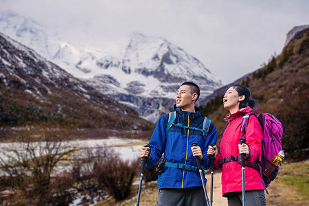 出行自拍情侣春季旅游设计图片