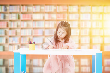 在画油画的女孩小学生在学习设计图片