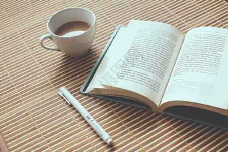 笔和咖啡素材书香弥漫的阅读时光gif高清图片