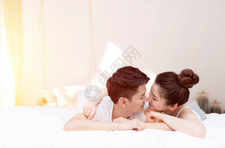 情侣在床上打闹幸福情侣设计图片