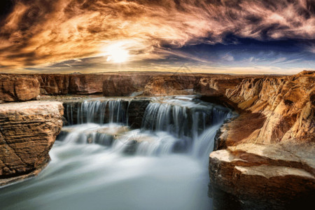 超长曝光阳光下岩石边的瀑布gif高清图片