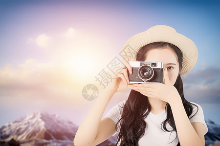 戴着相机出游的女孩旅行拍照设计图片