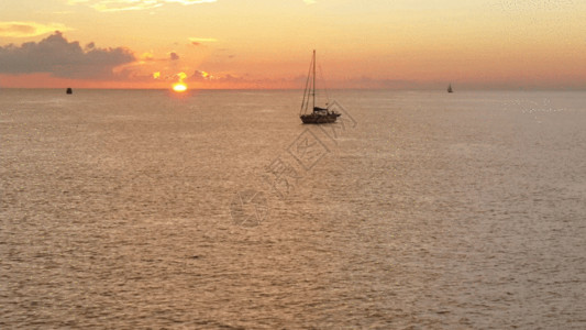 在日落日落飞在海洋日落GIF高清图片