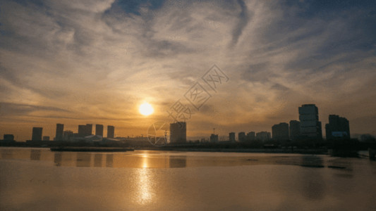 傍晚湖畔锦绣太原城延时摄影GIF高清图片