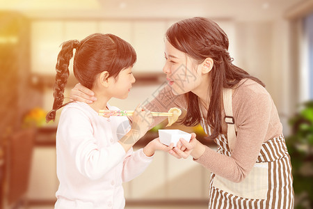 幸福母女吃水饺设计图片