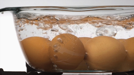 烹饪女水煮鸡蛋GIF高清图片