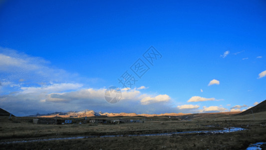蓝天下的江边广阔天空GIF高清图片