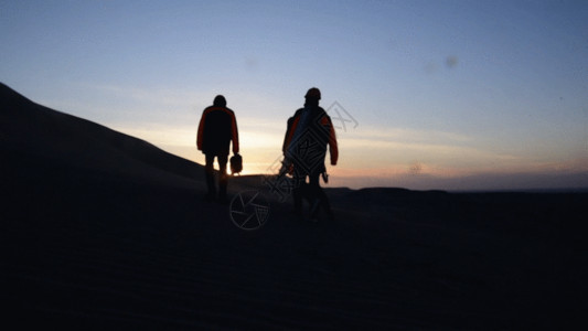 两个太阳素材沙漠人群GIF高清图片