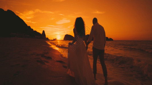 写真喷绘情侣海边漫步GIF高清图片