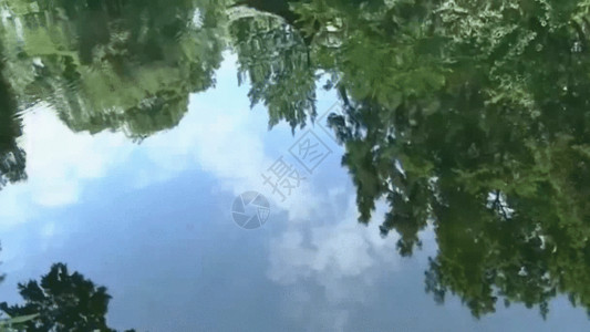 湖水倒映天空GIF高清图片