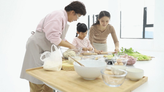 母子在厨房做饭家人包饺子GIF高清图片