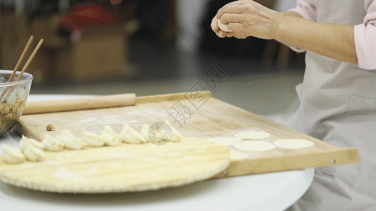 手工包粽子包水饺GIF高清图片