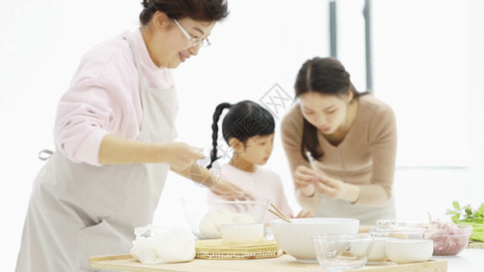 制作面点一家人包饺子GIF高清图片