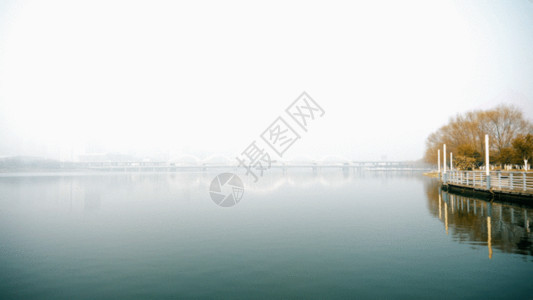 湖泊码头雾天平静水面GIF高清图片