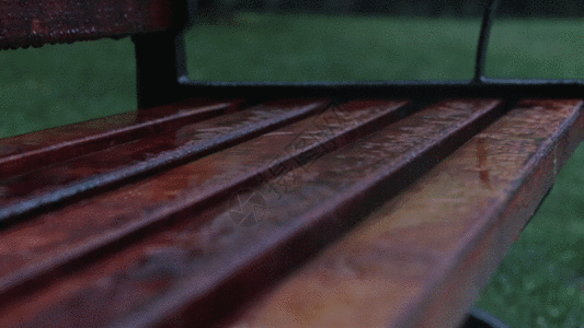 木质长椅雨水GIF图片