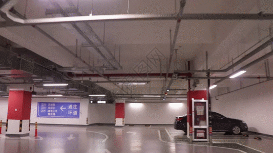 地下停车室汽车穿梭GIF图片
