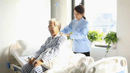 老人病护护士帮忙按摩GIF图片