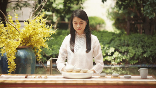 穿长大衣的女生穿古风的女生品茶GIF高清图片