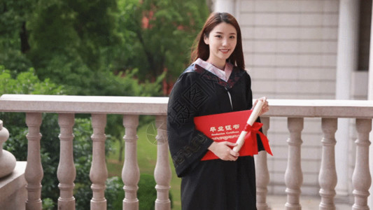 韩国美女模特毕业大学生手拿毕业证书GIF高清图片