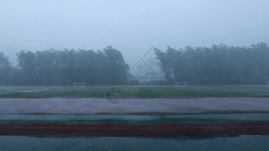 暴雨天空操场上的暴雨GIF高清图片