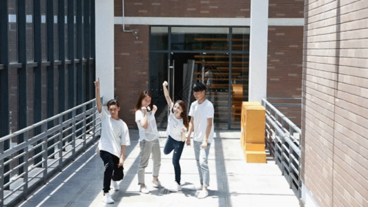 一群模特青春大学生欢呼GIF高清图片