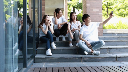 一群模特青春大学生校园自拍GIF高清图片