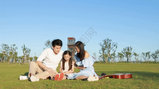 家长教孩子一家人郊游草地休息DIF高清图片